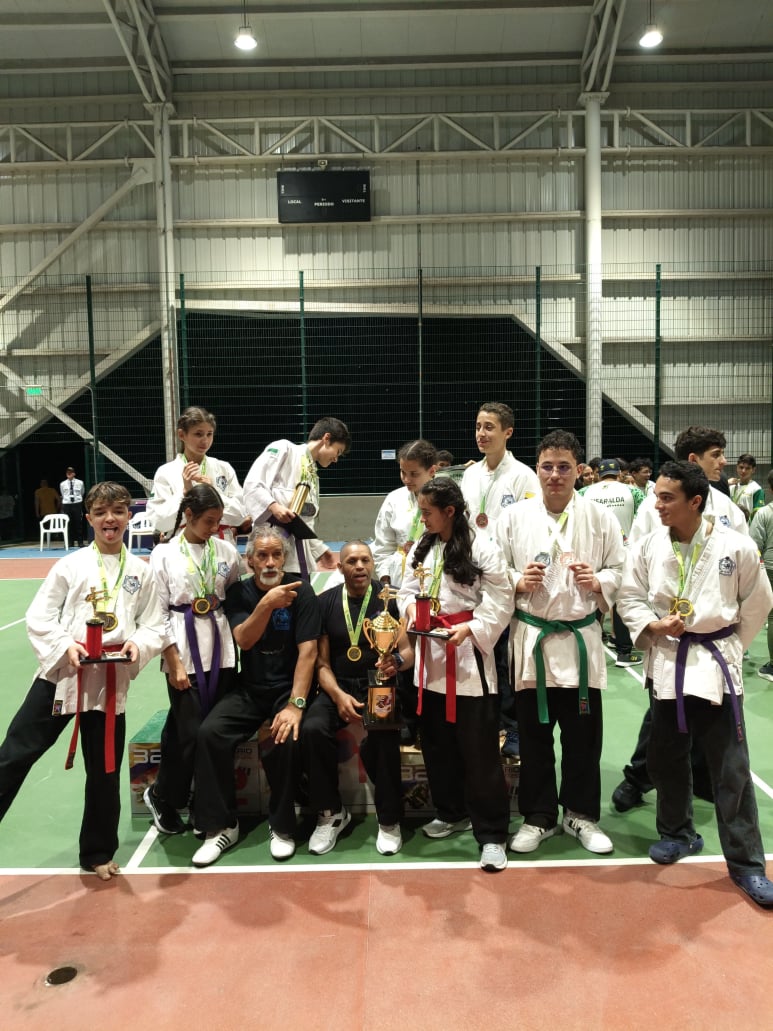 Equipo CIAM con trofeos y medallas